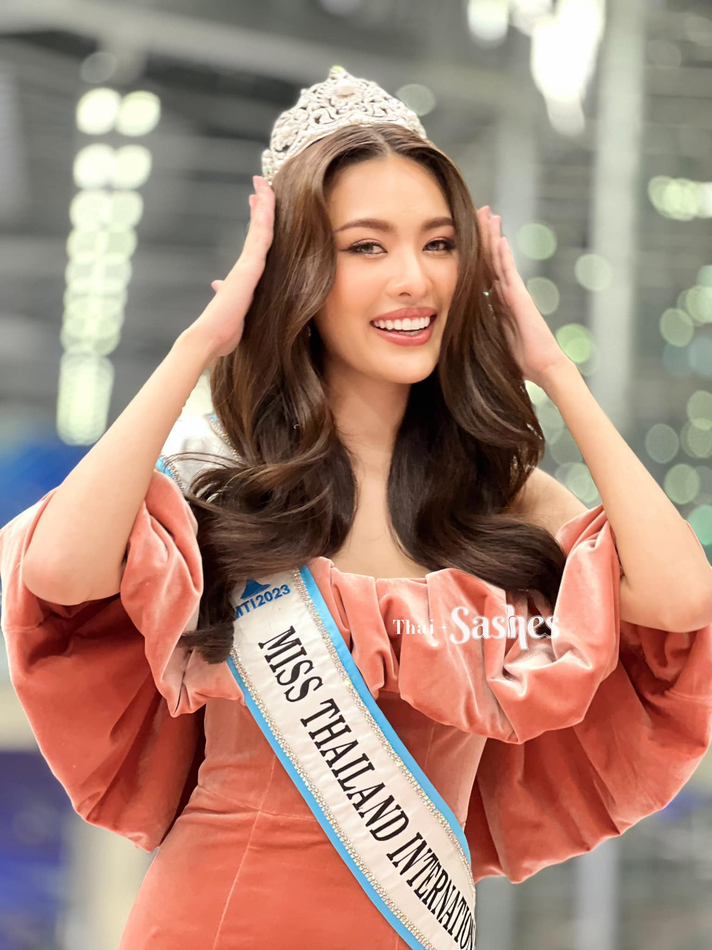 Người đẹp Supaporn Ritthipreuk - đại diện Thái Lan rạng rỡ ở sân bay với bộ váy bèo nhún yêu kiều. Supaporn Ritthipreuk được đánh giá là ứng viên tiềm năng và là đối thủ đáng gờm của Á hậu Phương Nhi ở khu vực châu Á.