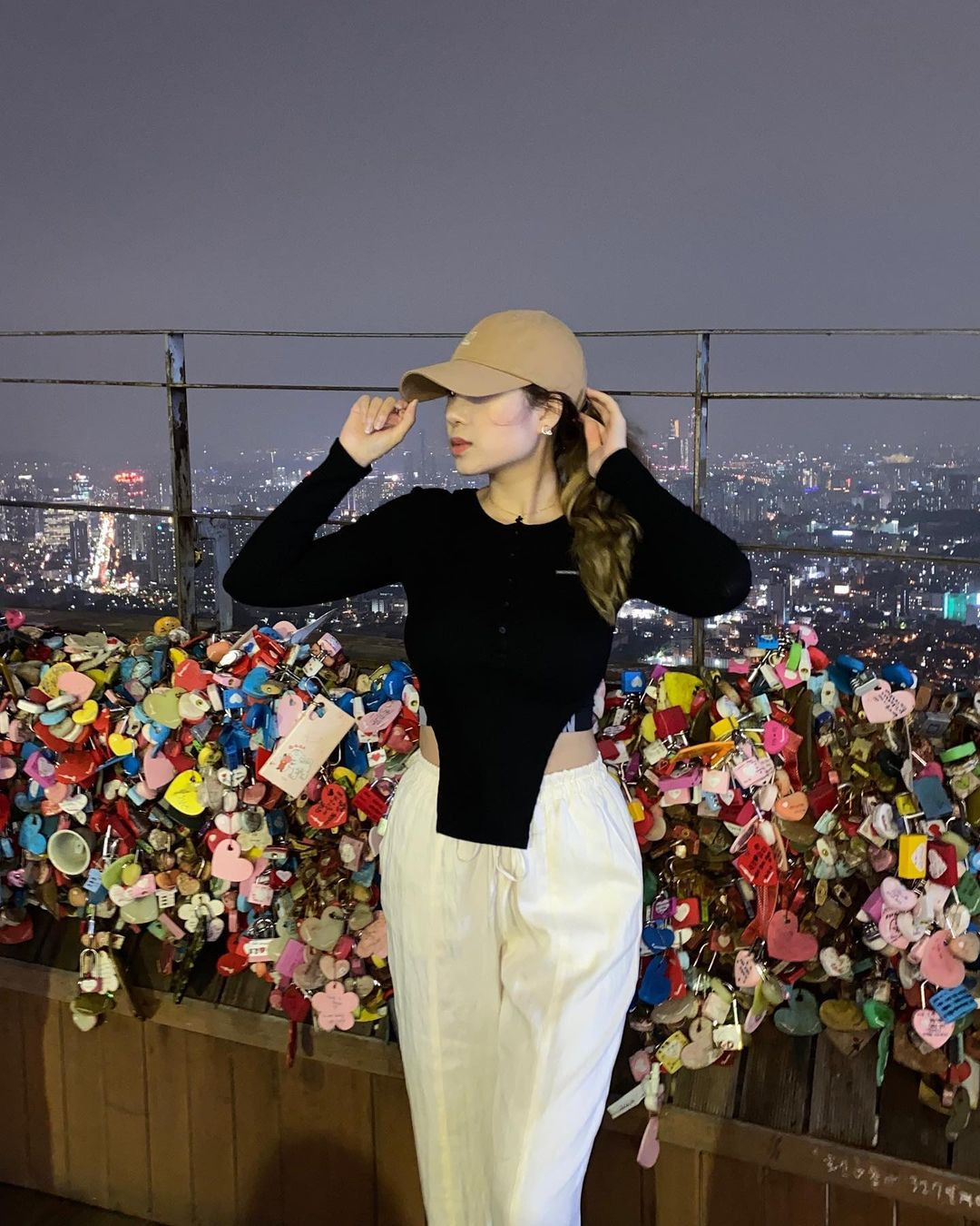 Cô theo đuổi phong cách đơn giản với những gam màu cơ bản như đen, trắng. Người đẹp thích búi tóc gọn gàng khi đi tiệc, lúc xuống phố cô lại thích đội mũ lưỡi trai bụi bặm.