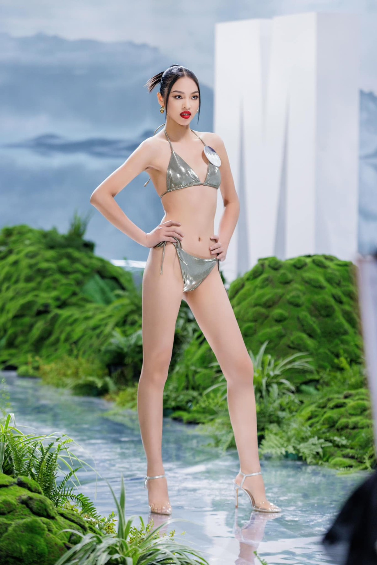 Nguyễn Thảo Liên (trái) sinh năm 2002, từng vào Top 5 Hoa hậu các Dân tộc Việt Nam 2022. Thảo Liên gây chú ý với chiều cao ấn tượng, đôi chân dài và hình thể sexy. Hồ Thụy Yến Nhi (phải) sinh năm 1998, từng giành giải Á khôi Nét đẹp Sinh viên Văn Hiến 2018. Người đẹp có năng khiếu nhảy múa.