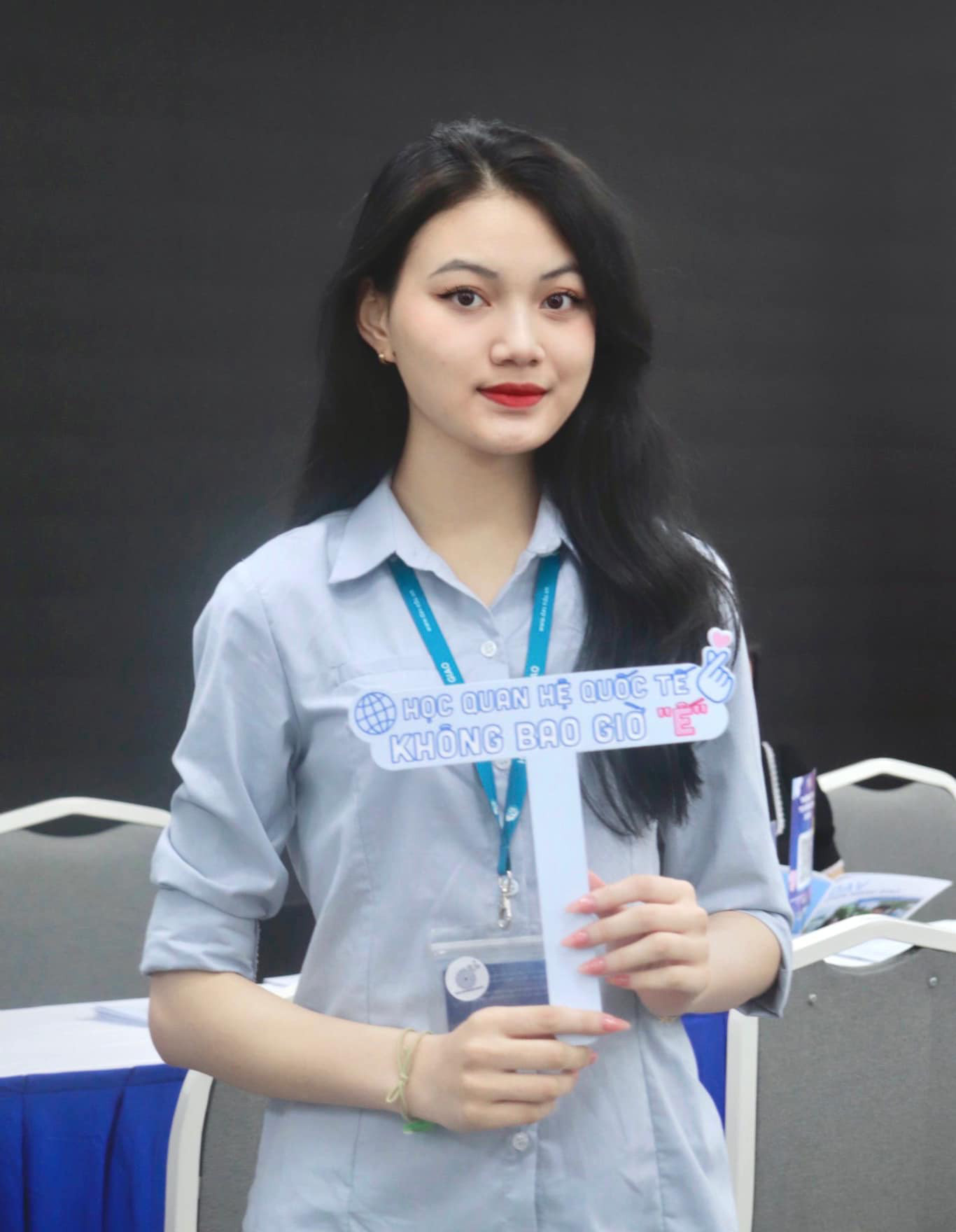 Ngoài đời, Thu Trang ăn mặc giản dị, trang điểm nhẹ nhàng khi đến giảng đường.