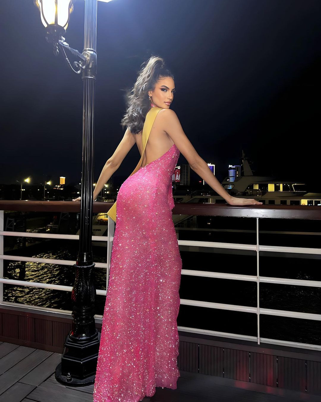 Skarxi Marie năm nay 21 tuổi, hiện là sinh viên ngành sinh học kiêm người mẫu tại quê nhà. Skarxi Marie có gương mặt góc cạnh cá tính, phóng khoáng.