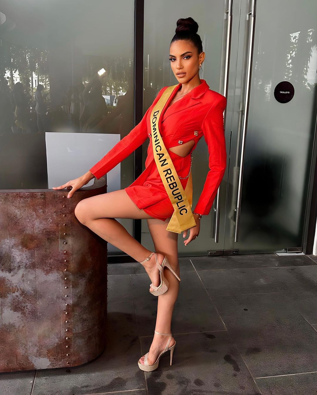 "Chúng tôi đã cố gắng hết sức và các bạn đừng quên cổ vũ chúng tôi trong đêm thi áo tắm vào ngày 14/10 sắp tới", cô kêu gọi.