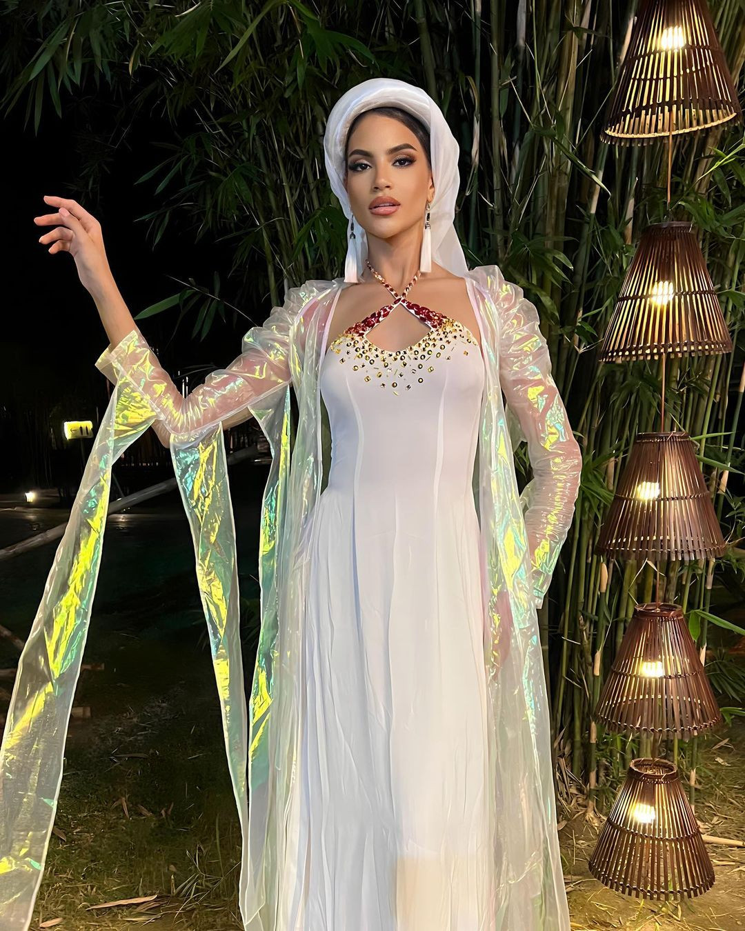 Người đẹp chia sẻ thêm: "Cảm ơn các thí sinh đã cổ vũ, động viên tôi vượt qua sự cố lần này. Việc thời tiết xấu ngày hôm nay là điều mà chúng ta không thể kiểm soát, nhưng cuối cùng chúng tôi vẫn ổn và tận hưởng mọi khoảnh khắc trong cuộc thi".