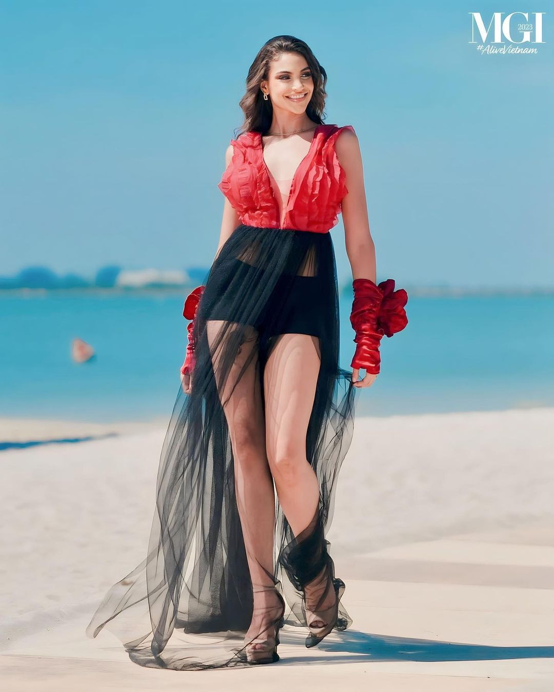 Người đẹp gây ấn tượng với chiều cao 1,83 m và những đường cong khỏe khoắn. Skarxi Marie từng tham gia trình diễn ở nhiều sự kiện, tuần lễ thời trang. Cô luôn gây chú ý với chiều cao nổi bật của mình.