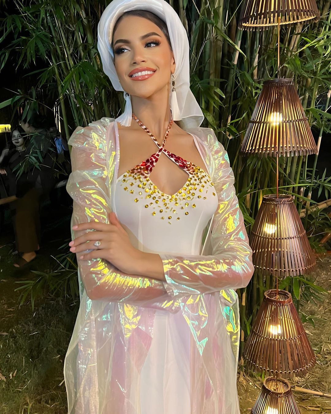 Người đẹp chia sẻ thêm: "Cảm ơn các thí sinh đã cổ vũ, động viên tôi vượt qua sự cố lần này. Việc thời tiết xấu ngày hôm nay là điều mà chúng ta không thể kiểm soát, nhưng cuối cùng chúng tôi vẫn ổn và tận hưởng mọi khoảnh khắc trong cuộc thi".