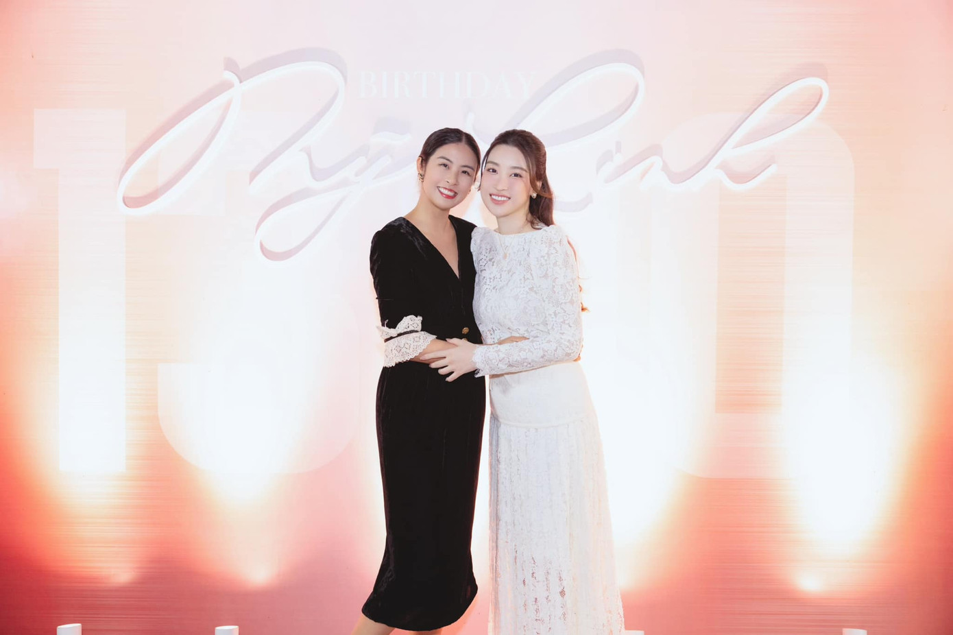 Hoa hậu Ngọc Hân diện váy đen thanh lịch tới dự tiệc sinh nhật Đỗ Mỹ Linh.