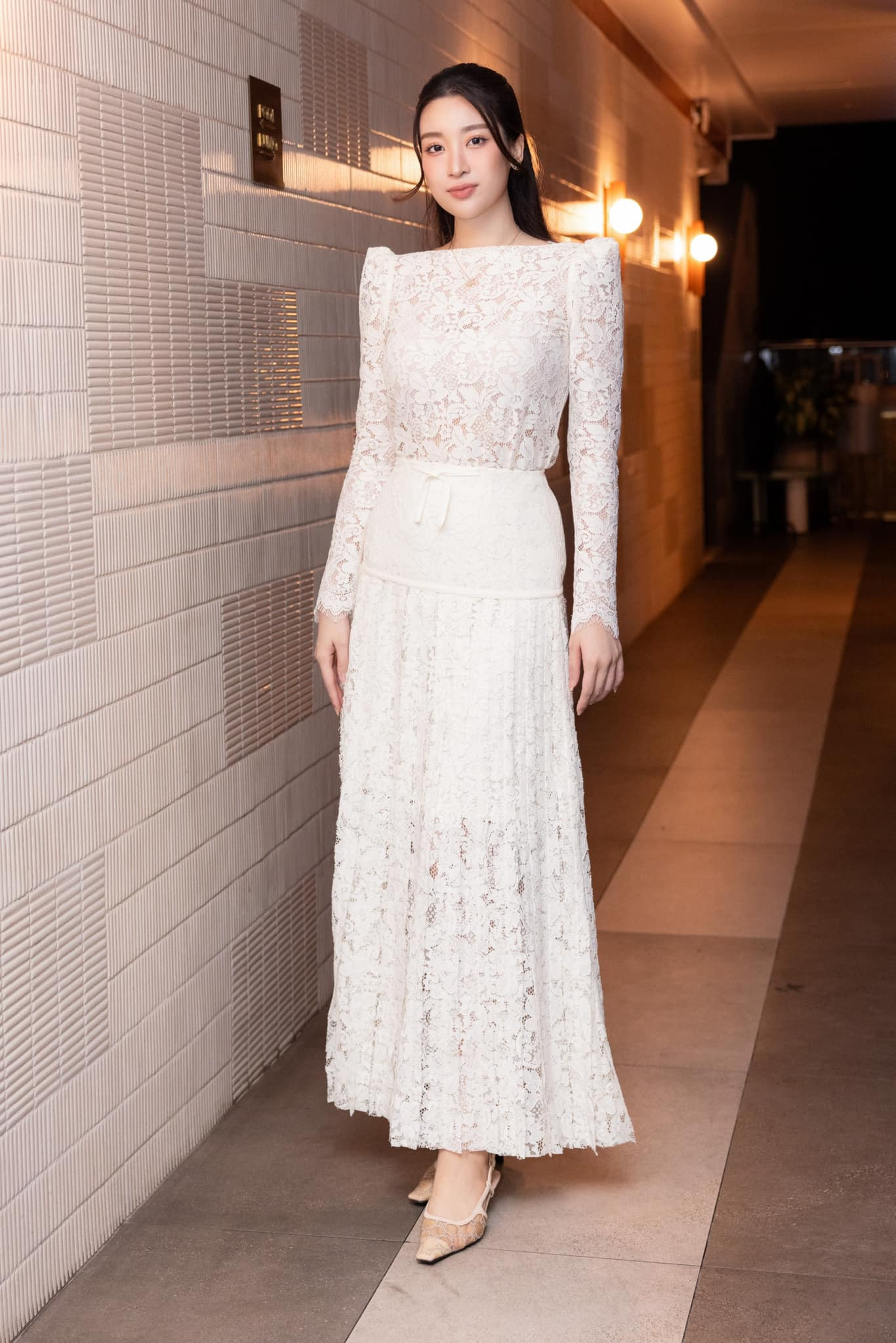 Sau 3 tháng sinh con gái, Đỗ Mỹ Linh được nhận xét đã lấy lại vóc dáng thon gọn, thần sắc trẻ trung.