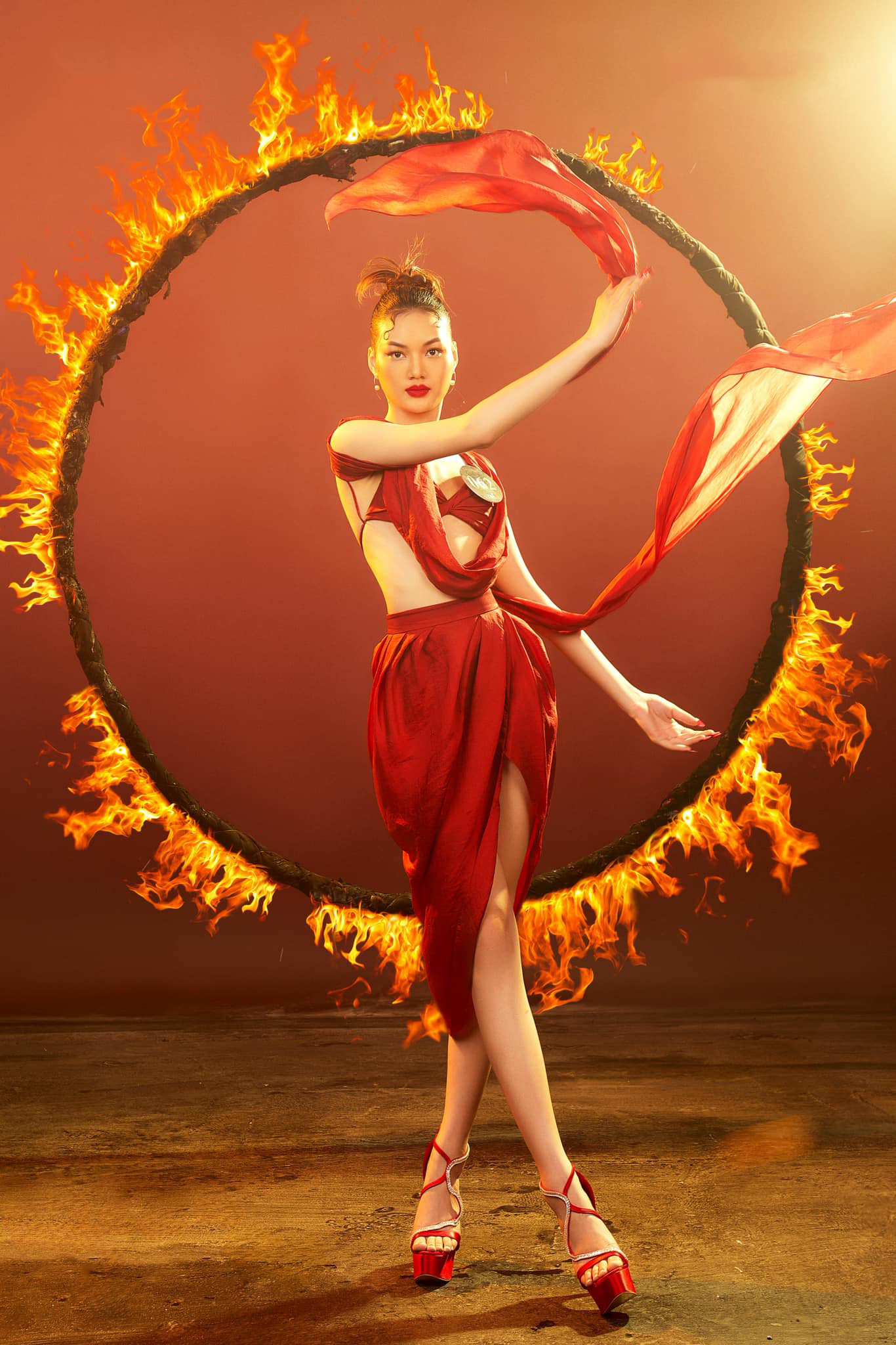 Thu Trang được nhận xét có sự bứt phá từ ngày đầu tham gia cuộc thi. Cô được đánh giá cao về khả năng ứng xử, ngoại ngữ. Trong phần thi ứng xử, cô nhận được câu hỏi: "Yêu thương môi trường sống có phải là loại tình yêu mà con người cần bồi đắp, phát triển thành một niềm vui sống giống những tình yêu thương khác trong cuộc sống?".