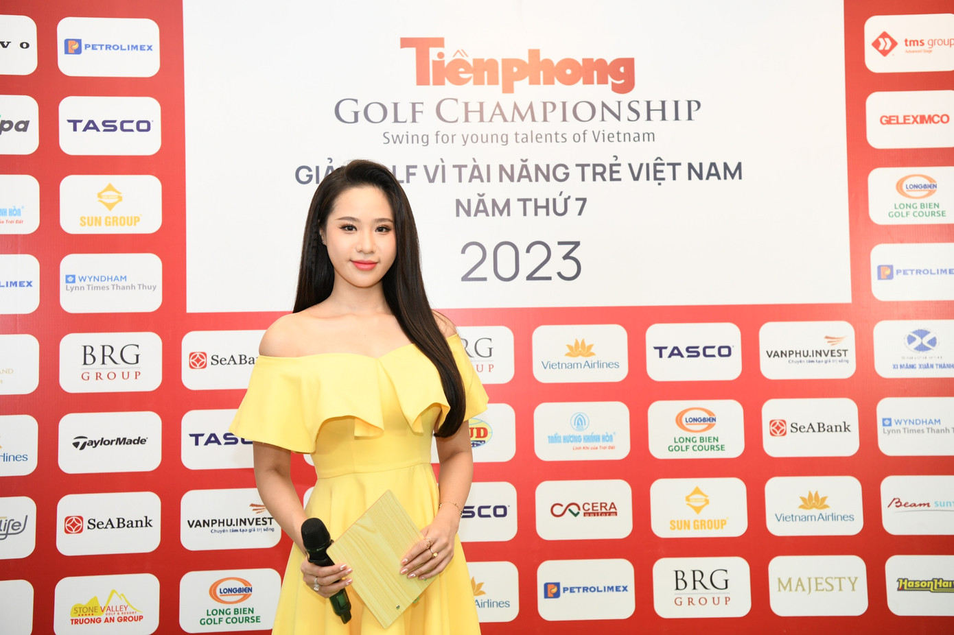 Nguyễn Hoàng Bảo Châu - Người đẹp Biển cuộc thi Hoa hậu Việt Nam 2018, đồng thời là MC-BTV Thể thao của VTV đảm nhận vai trò dẫn chương trình tại sự kiện.