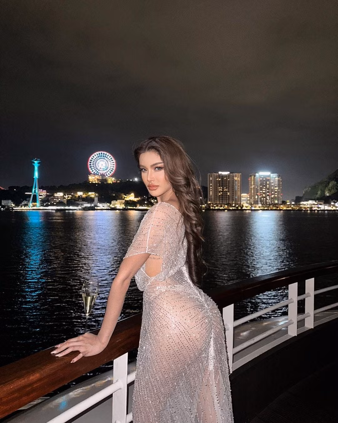 Ngày 9/10, người đẹp Thái Lan - Aoom Thaweeporn và 70 thí sinh tham dự buổi tiệc tổ chức trên du thuyền ở Hạ Long, Quảng Ninh. Xuất hiện trong buổi tiệc, Aoom gây chú ý khi diện váy ánh bạc xuyên thấu nóng bỏng. Trong những bức ảnh chụp với ánh đèn flash, Aoom bị lộ nội y. Nhiều người cho rằng trang phục không phù hợp với các cuộc thi sắc đẹp.