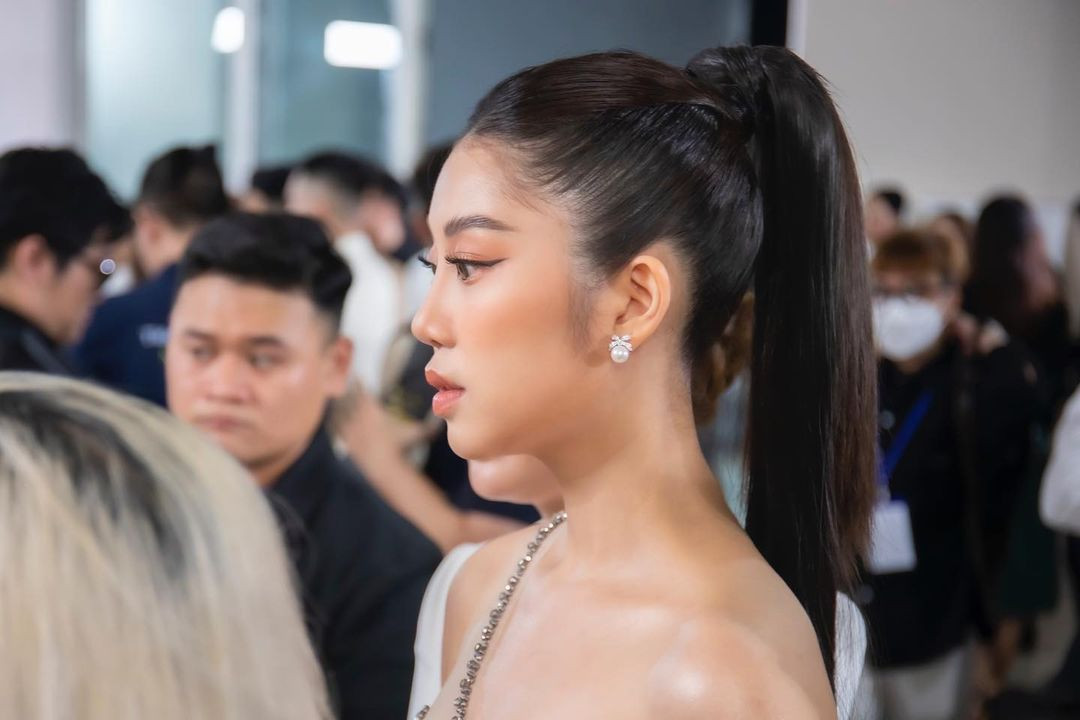 Lan Anh chọn trả lời bằng song ngữ. Cô cho biết: "Đối với tôi, để có thể tìm lại sự cân bằng của thiên nhiên, chúng ta phải bắt đầu bằng những hành động nhỏ của chính mình, đó là những điều rất đơn giản và dễ dàng để làm. Chúng ta hãy bắt đầu thay đổi suy nghĩ để có thể thay đổi hành động, và chúng ta hãy thay đổi hành động để có thể thay đổi tương lai".