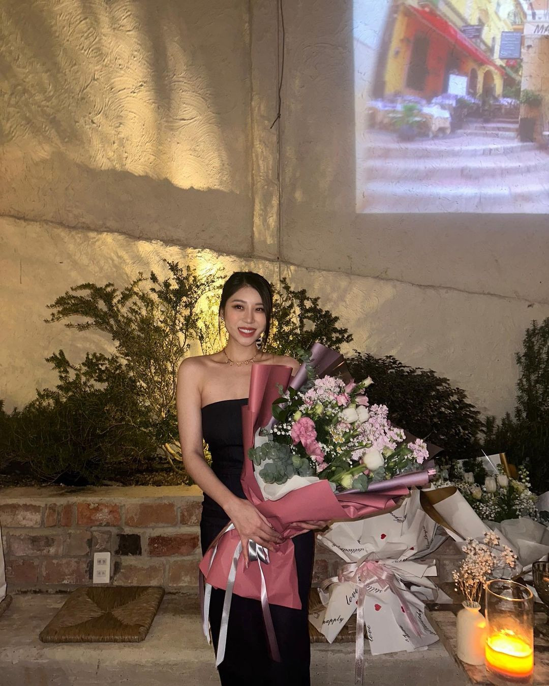 Cô theo đuổi phong cách đơn giản với những gam màu cơ bản như đen, trắng. Người đẹp thích búi tóc gọn gàng khi đi tiệc, lúc xuống phố cô lại thích đội mũ lưỡi trai bụi bặm.