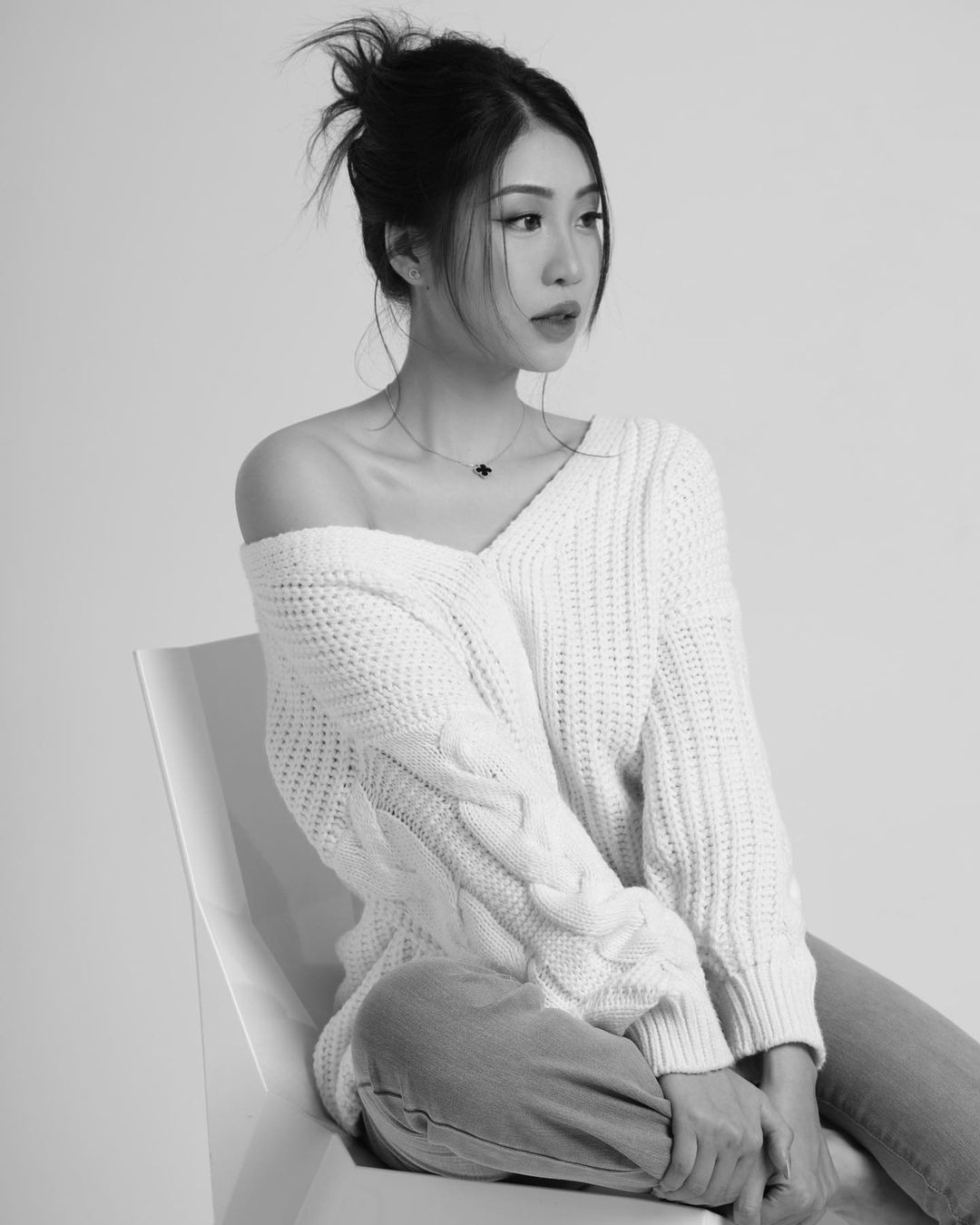 Người đẹp ưa thích phong cách búi tóc và trang điểm ấn tượng trong những bộ ảnh thời trang. Vẻ đẹp của cô được so sánh với các người đẹp trên màn ảnh TVB.