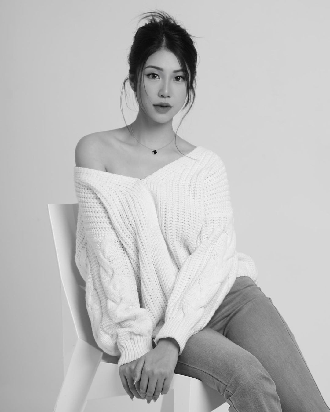 Người đẹp ưa thích phong cách búi tóc và trang điểm ấn tượng trong những bộ ảnh thời trang. Vẻ đẹp của cô được so sánh với các người đẹp trên màn ảnh TVB.