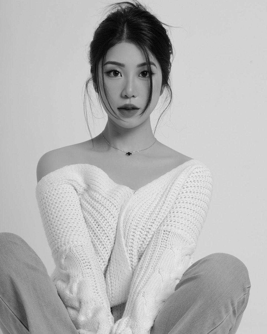 Người đẹp ưa thích phong cách búi tóc và trang điểm ấn tượng trong những bộ ảnh thời trang. Vẻ đẹp của cô được so sánh với các người đẹp trên màn ảnh TVB.