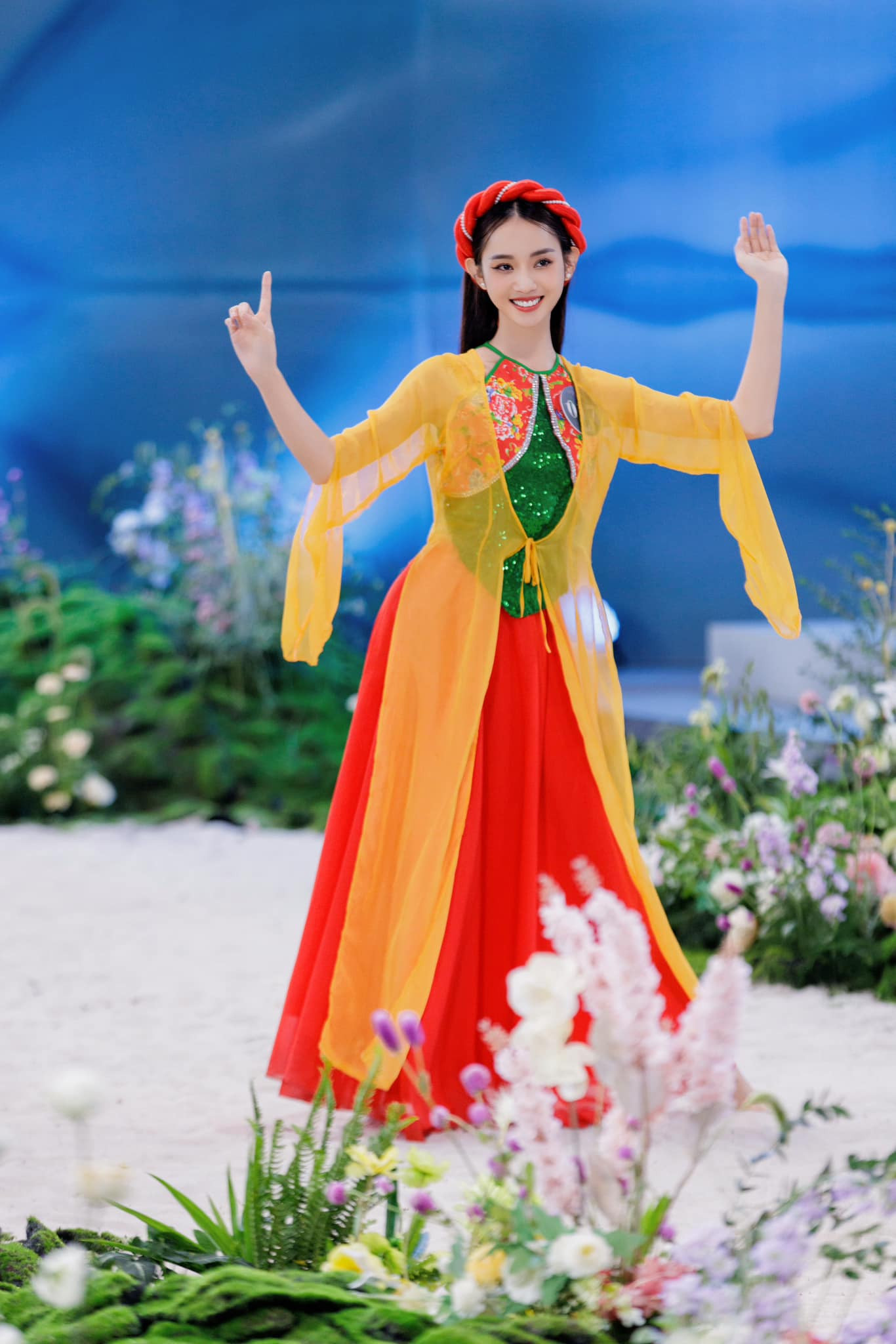 Yến Nhi tốt nghiệp ngành Tài chính Ngân hàng, Cao đẳng Kinh tế Đối ngoại nhưng bén duyên với nghề mẫu ảnh.