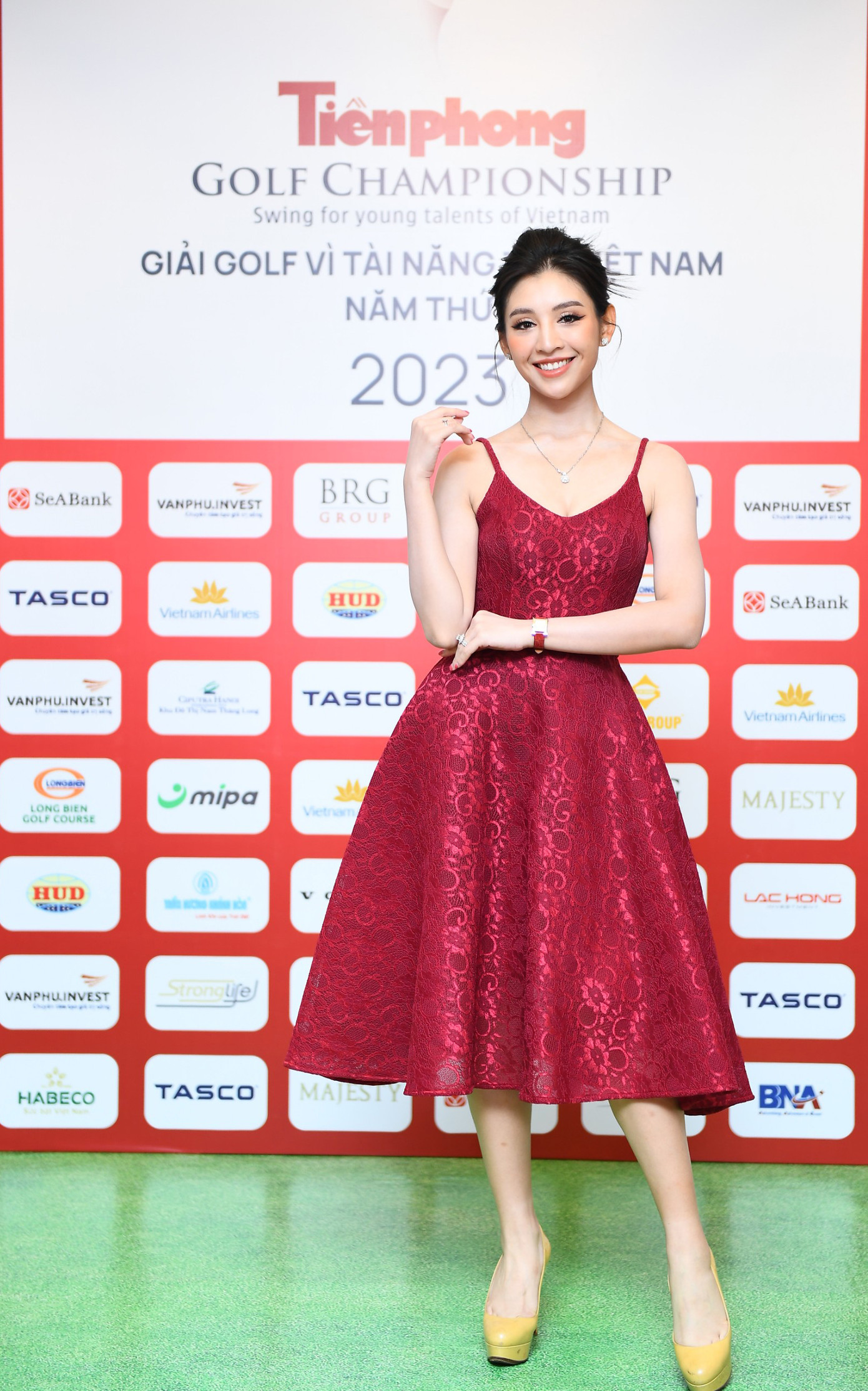 Người đẹp Lê Thanh Tú - Top 10, Người đẹp Áo dài Hoa hậu Việt Nam 2018 xuất hiện rạng rỡ trong bộ váy màu đỏ.