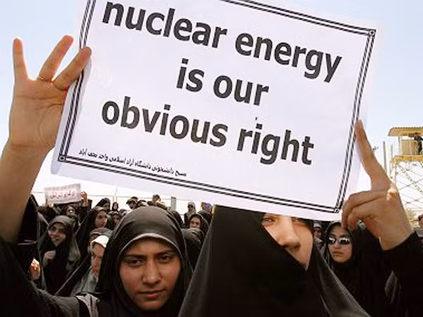 Sinh viên Iran diễu hành ủng hộ chương trình hạt nhân của nước mình (Năng lượng hạt nhân là quyền rõ ràng của chúng tôi) Ảnh: Yale Journal