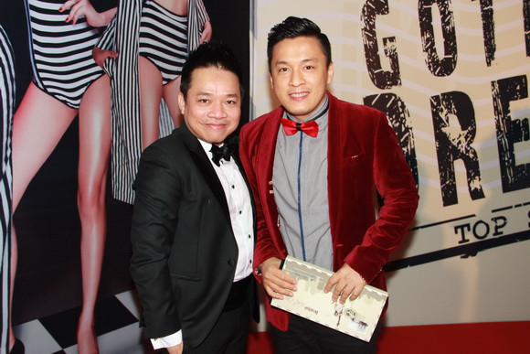 Ngón tay của nam ca sĩ cũng không đeo nhẫn 