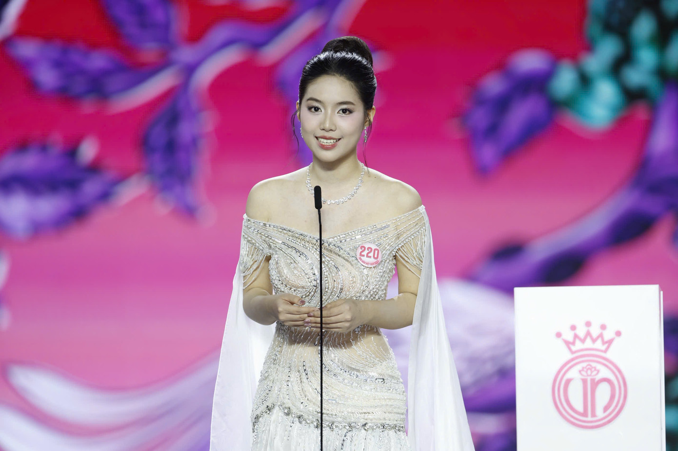 Á hậu Châu Anh đọc thơ trong phần thi ứng xử. Á hậu Châu Anh đọc thơ trong phần thi ứng xử.