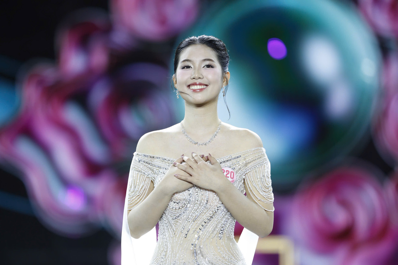 Á hậu Châu Anh đọc thơ trong phần thi ứng xử. Á hậu Châu Anh đọc thơ trong phần thi ứng xử.