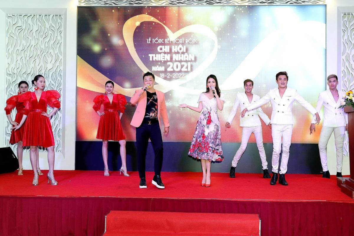 Lý Hùng biểu diễn ca nhạc trong một sự kiện từ thiện.