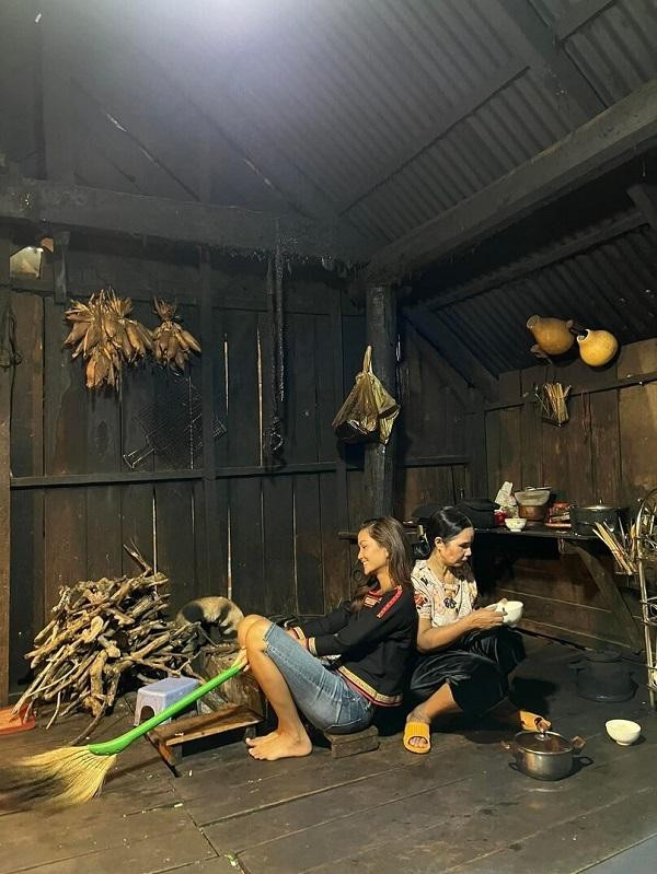 Hoa hậu chia sẻ, cô thích về thăm quê vì cảm thấy được tự do, thoải mái, sống đúng với con người của mình.