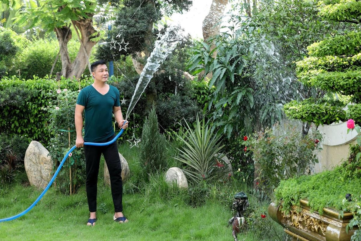 Anh thích tự chăm sóc vườn cây.