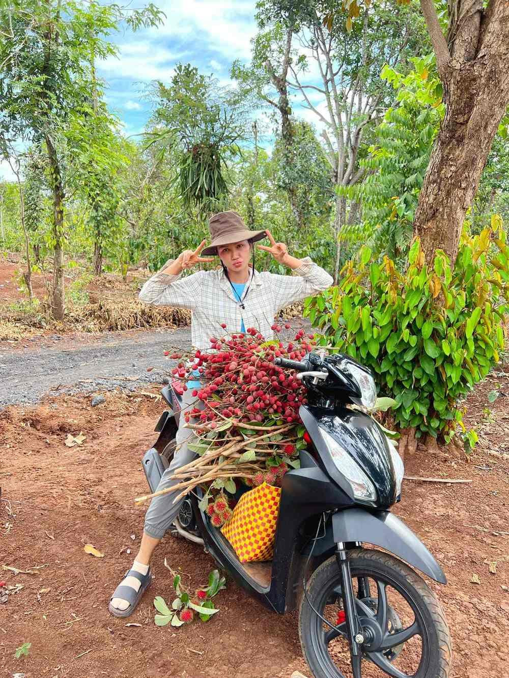 H'Hen Niê nghỉ lễ ở quê Đăk Lăk.