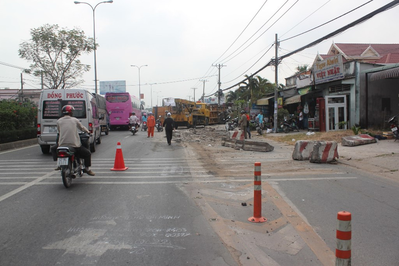 Gần 50 mét dải phân cách bị tông nát