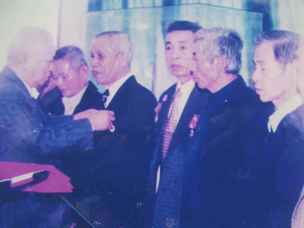 Trung tướng Nguyễn Đôn - nguyên Thứ trưởng Bộ Quốc phòng trao Kỷ niệm chương cho các chiến sĩ tiểu đoàn 248 Ảnh: T.L