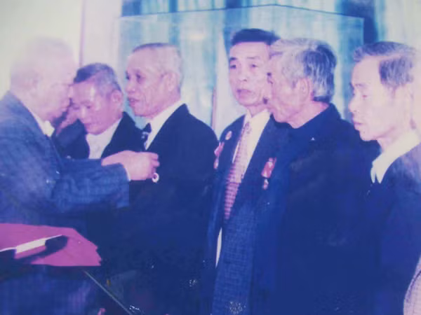 Trung tướng Nguyễn Đôn - nguyên Thứ trưởng Bộ Quốc phòng trao Kỷ niệm chương cho các chiến sĩ tiểu đoàn 248 Ảnh: T.L