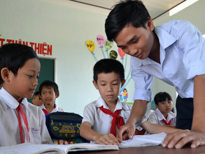Nguyễn Ngọc Hạ và các học trò nhỏ của anh ở Trường tiểu học Vạn Phú 1 (xã Vạn Phú, huyện Vạn Ninh, tỉnh Khánh Hòa) - Ảnh: DUY THANH