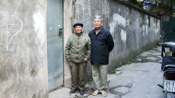 Đại tá, Anh hùng Đặng Minh Chức (bên phải) và Đại tá Quách Hải Lượng bên lối vào căn hầm Sở chỉ huy Sư đoàn Phòng không 361. Đại tá, Anh hùng Đặng Minh Chức (bên phải) và Đại tá Quách Hải Lượng bên lối vào căn hầm Sở chỉ huy Sư đoàn Phòng không 361