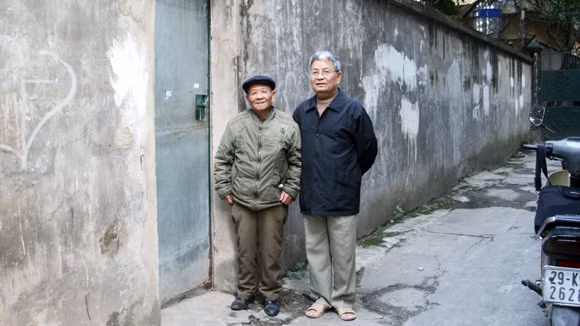 Đại tá, Anh hùng Đặng Minh Chức (bên phải) và Đại tá Quách Hải Lượng bên lối vào căn hầm Sở chỉ huy Sư đoàn Phòng không 361