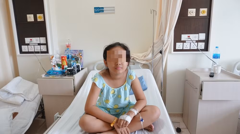 Đùa giỡn va cột sống vào cạnh bàn, bé gái suýt chết vì căn bệnh hiếm gặp ảnh 2