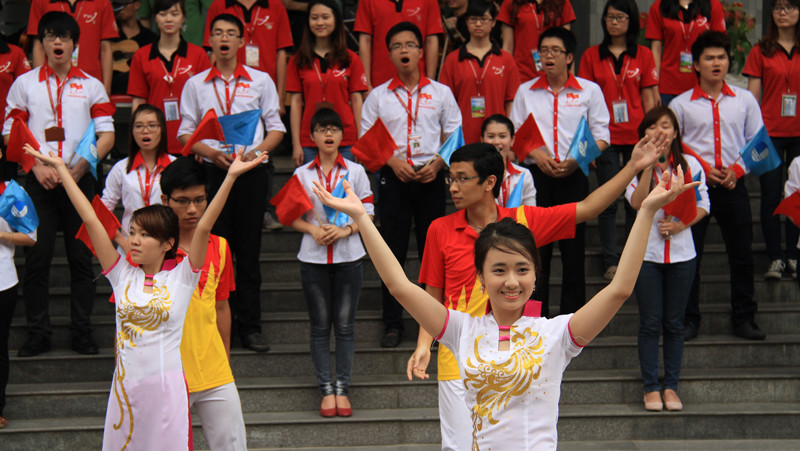 Liên khúc hát và múa "Sức sống tuổi trẻ" và "Tuổi trẻ Việt Nam,