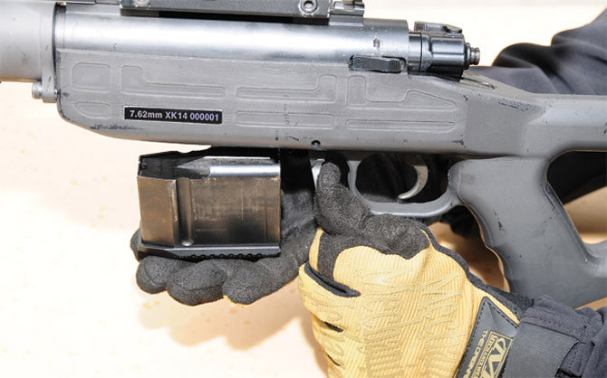 Thân súng được thiết kế bằng các sợi thủy tinh gia cố polymer và báng súng có thể áp má để tăng điều chỉnh độ ngắm. Súng có một khung kim loại bên trong và nòng được để trong khung đó. Khung này cũng được sử dụng như một bệ đỡ để hỗ trợ chứa ống kính và các phụ kiện cần thiết khác. Thân súng được thiết kế bằng các sợi thủy tinh gia cố polymer và báng súng có thể áp má để tăng điều chỉnh độ ngắm. Súng có một khung kim loại bên trong và nòng được để trong khung đó. Khung này cũng được sử dụng như một bệ đỡ để hỗ trợ chứa ống kính và các phụ kiện cần thiết khác