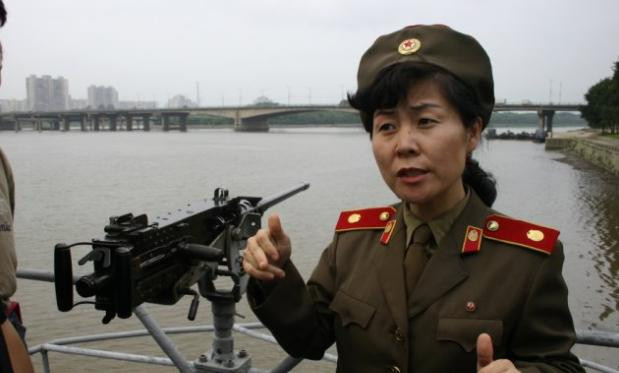 Nữ hướng dẫn viên lớn thuyết trình trước các du khách nước ngoài