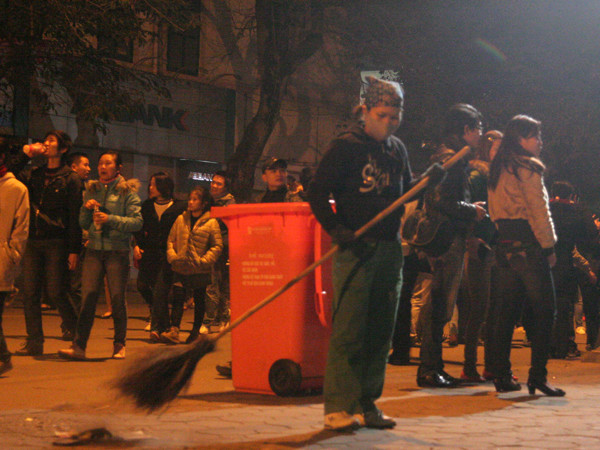 Vừa quét vừa phải lo tránh người