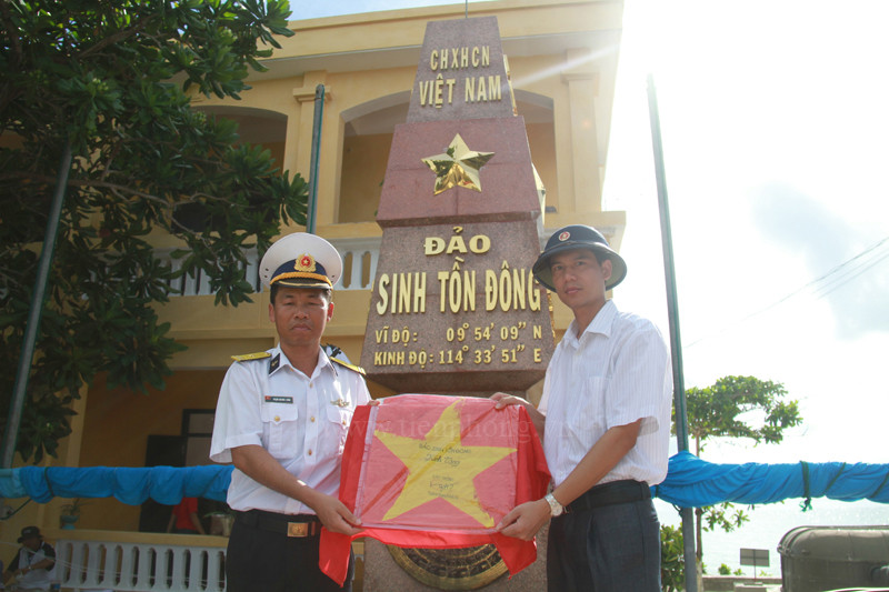 Và trao cho những đoàn khách ra thăm đảo. Trong ảnh, đại diện đảo Sinh Tồn Đông trao lá cờ cho Tỉnh đoàn Vĩnh Phúc. Ảnh: Trường Phong