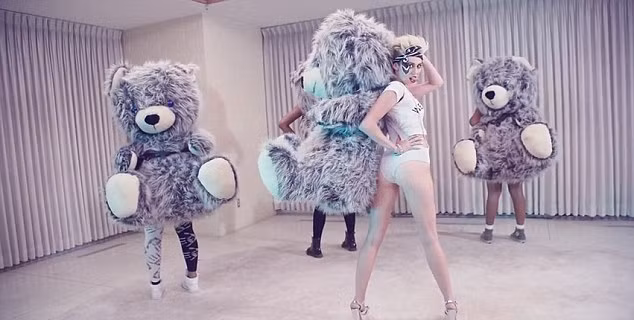 Miley khá 'quái' trong MV We Can't Stop mới phát hành