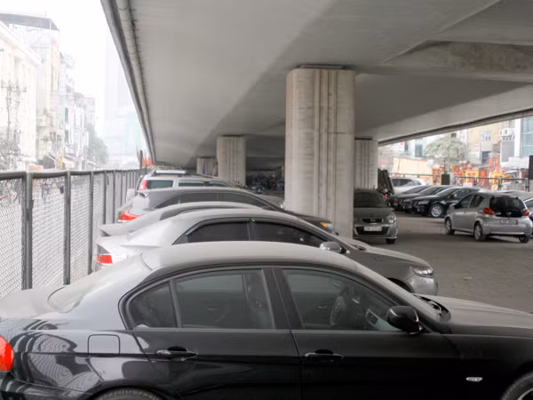 Nhiều gầm cầu được làm bãi đỗ xe, nguy cơ cháy nổ khó lường