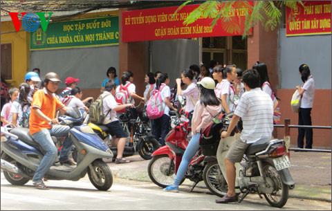 Để con yên tâm tới trường, phụ huynh có biết bao lo toan! (Ảnh minh họa). Để con yên tâm tới trường, phụ huynh có biết bao lo toan! (Ảnh minh họa)