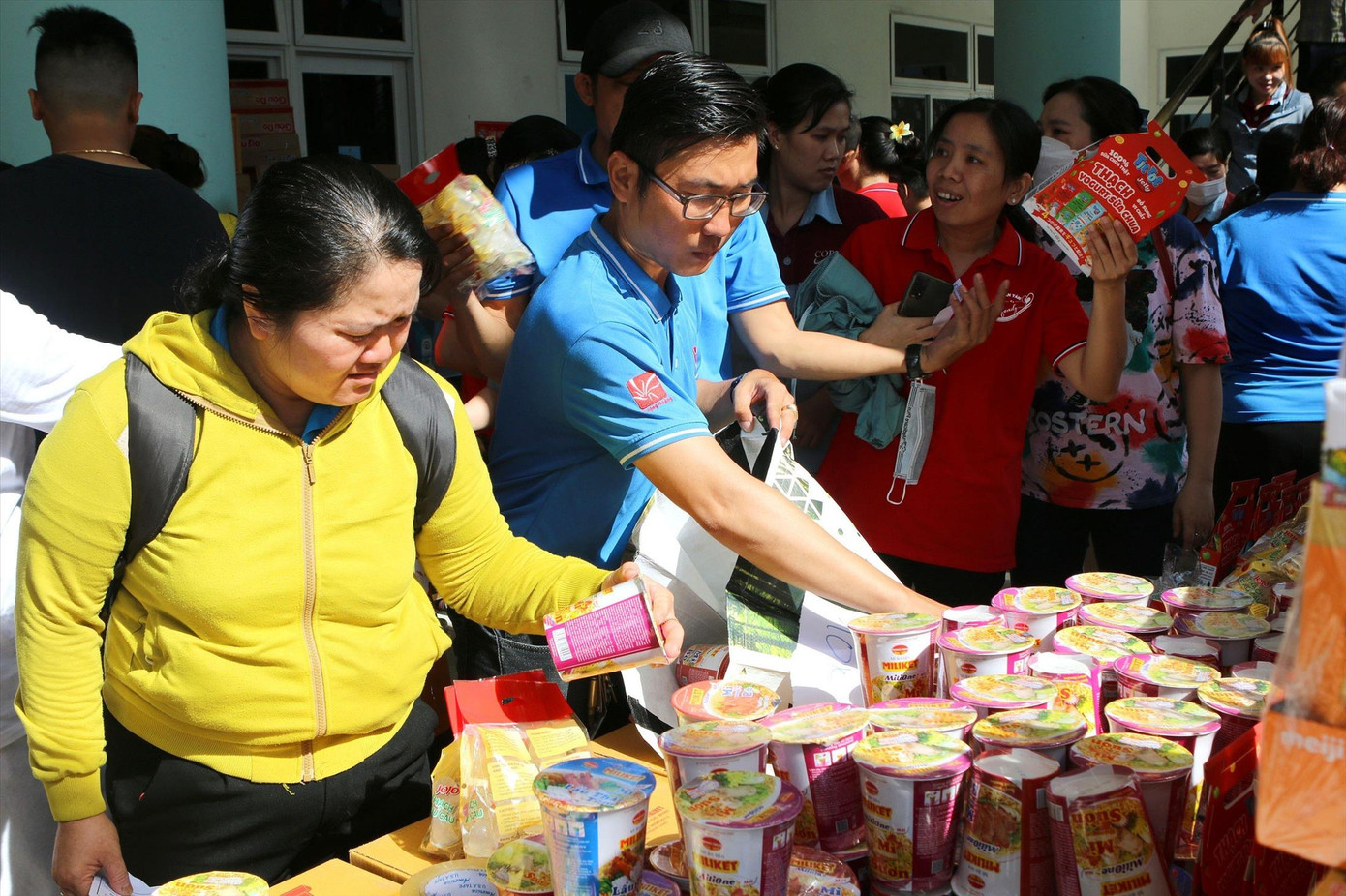 Công nhân mua sắm tại Phiên chợ 0 đồng do LĐLĐ quận 7 tổ chức nhân Tháng công nhân 2024 ảnh: Thanh Vũ Công nhân mua sắm tại Phiên chợ 0 đồng do LĐLĐ quận 7 tổ chức nhân Tháng công nhân 2024 ảnh: Thanh Vũ