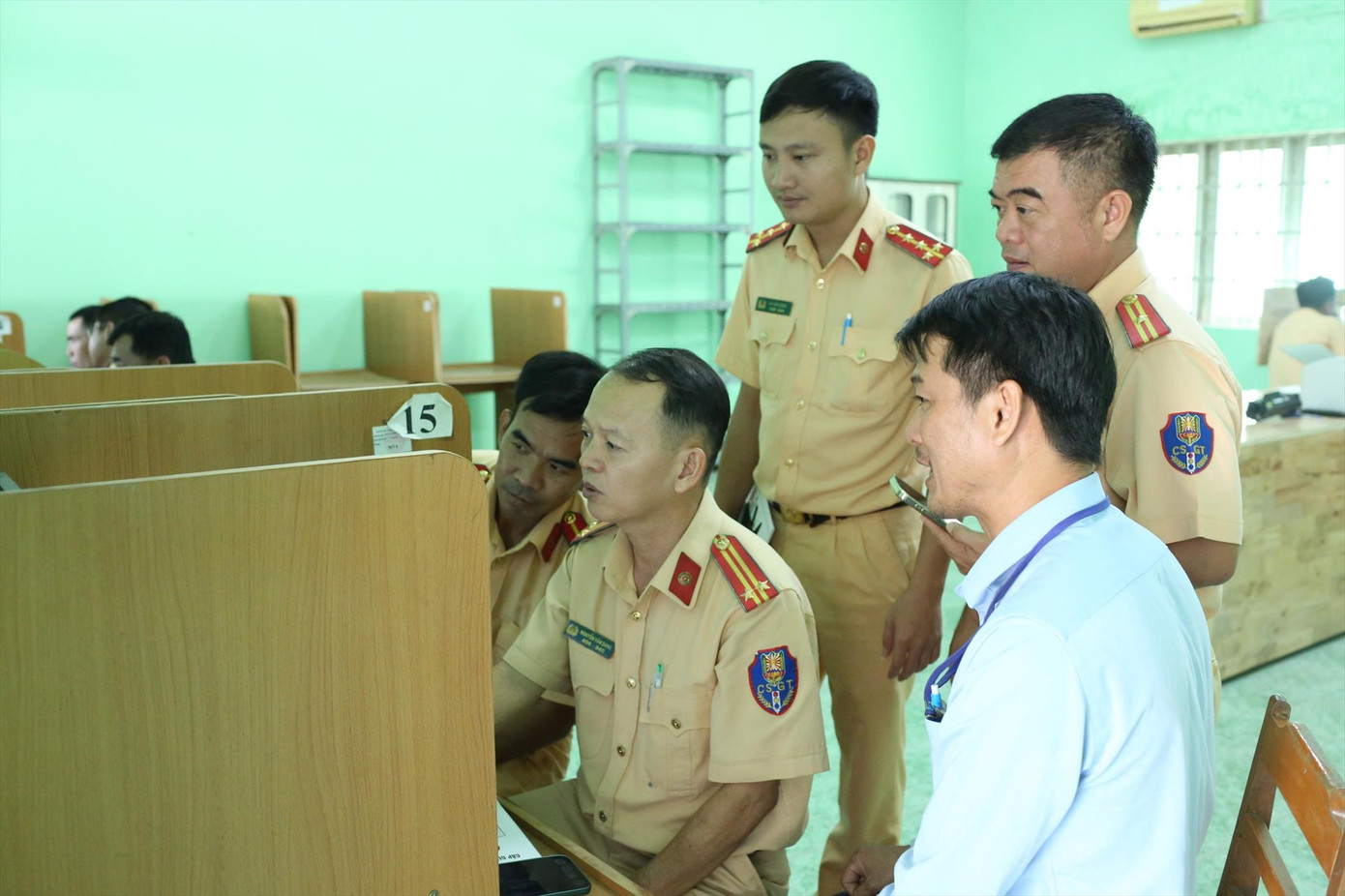 Cán bộ CSGT tập huấn công tác sát hạch bằng lái xe. Ảnh: Hương Chi Cán bộ CSGT tập huấn công tác sát hạch bằng lái xe. Ảnh: Hương Chi