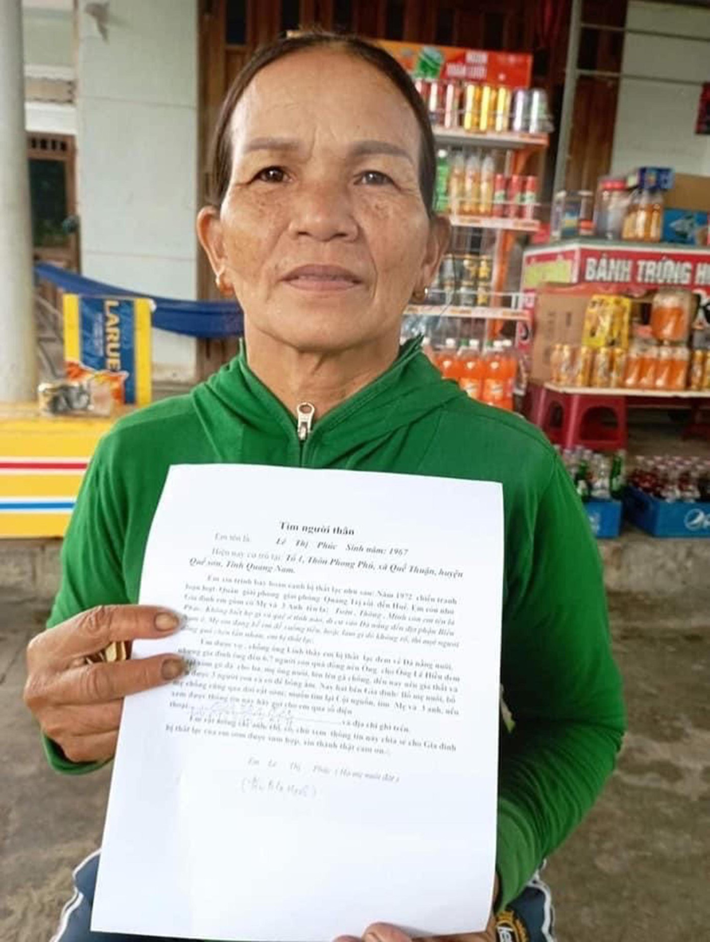 Chị Phúc với lá thư “Tìm người thân” Chị Phúc với lá thư “Tìm người thân”