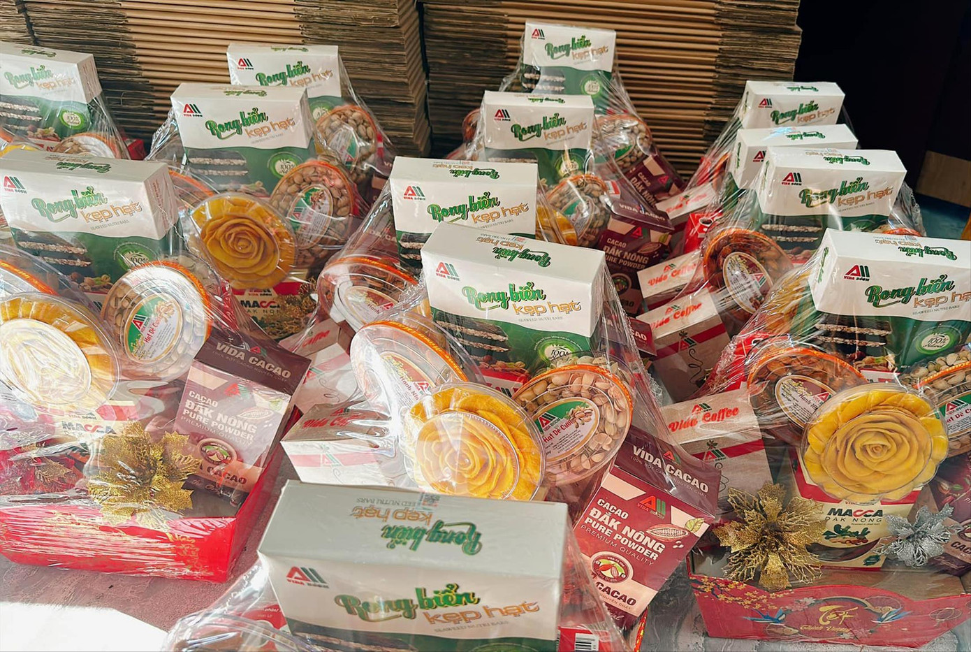 Set quà Tết mang phong vị Tây Nguyên, trong đó có những sản phẩm OCOP 3 sao được công ty chị Trần Thị Dịu chuẩn bị