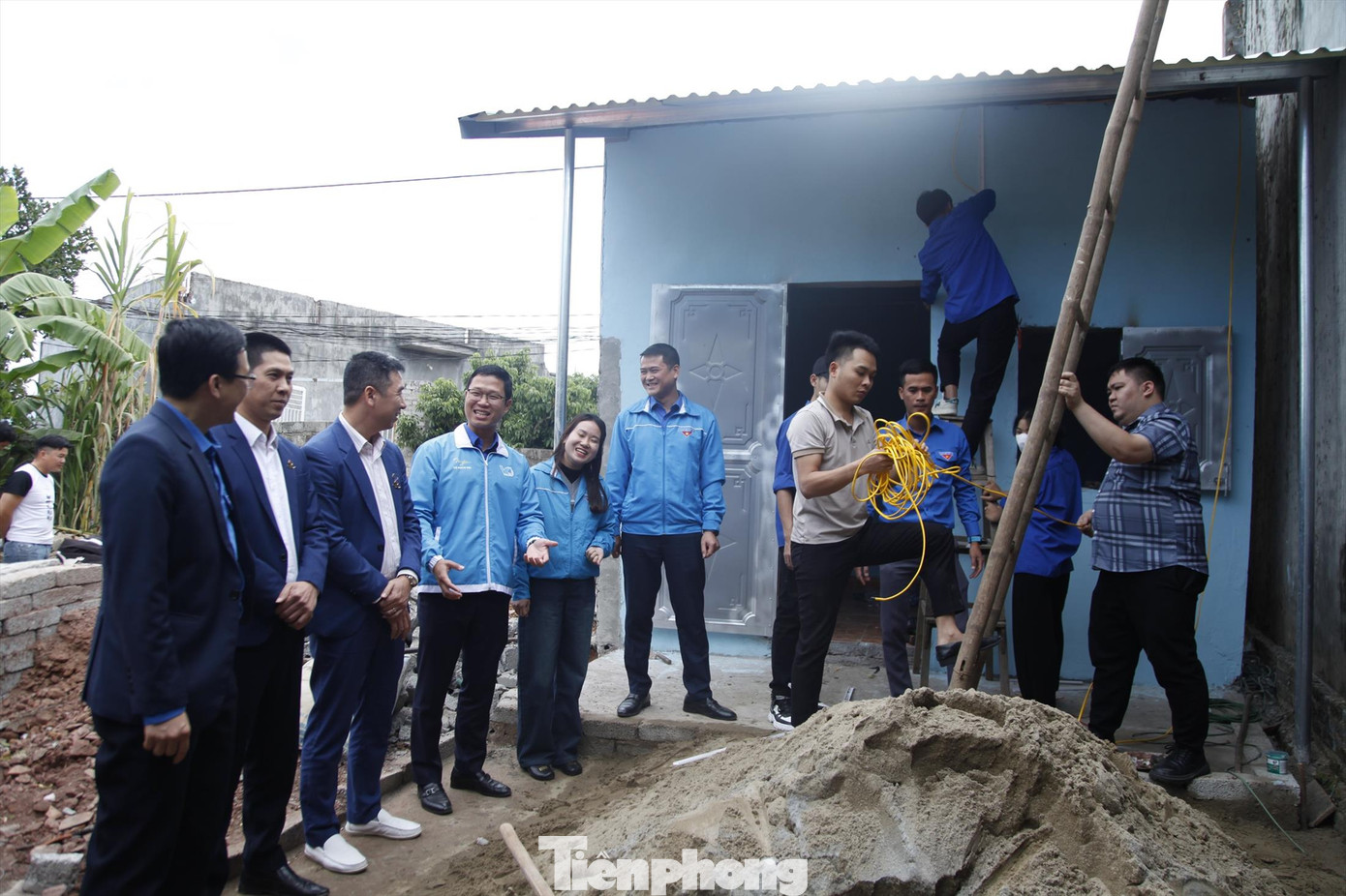 Tuổi trẻ Bắc Giang chung tay xây dựng nhà nhân ái tặng bà Lường Thị Mèo, ở thôn Núi Lều, xã Giáp Sơn, huyện Lục Ngạn. Ảnh: Nguyễn Thắng