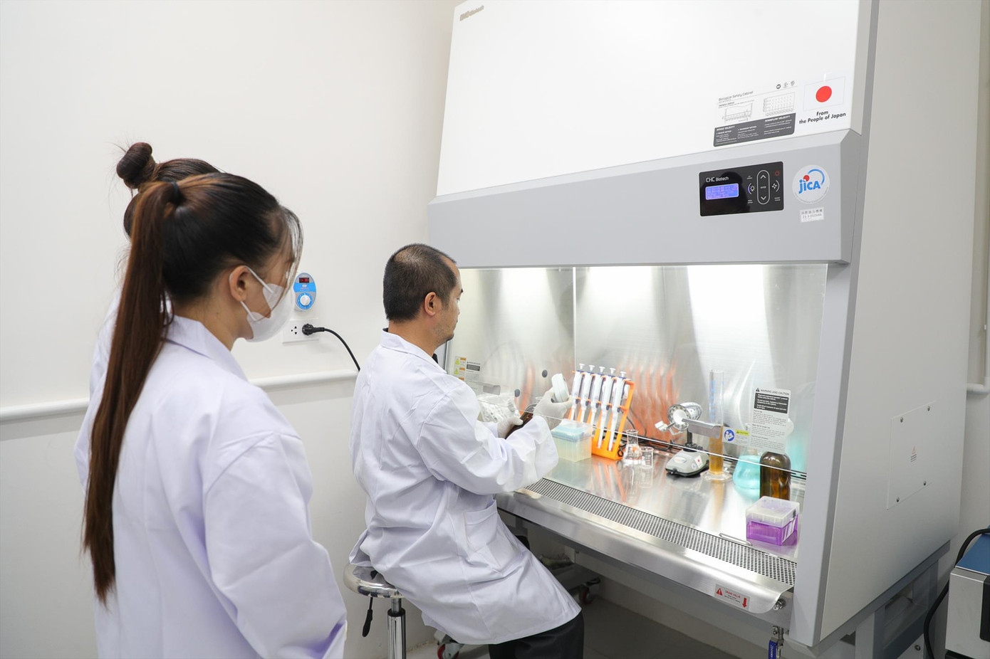 Cần có phòng thí nghiệm hiện đại để giảng viên, sinh viên học tập, nghiên cứu Ảnh: HOA BAN